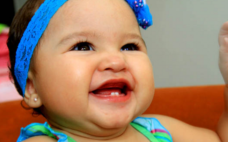 Sepa cómo aminorar las molestias de los primeros dientes de su bebé
