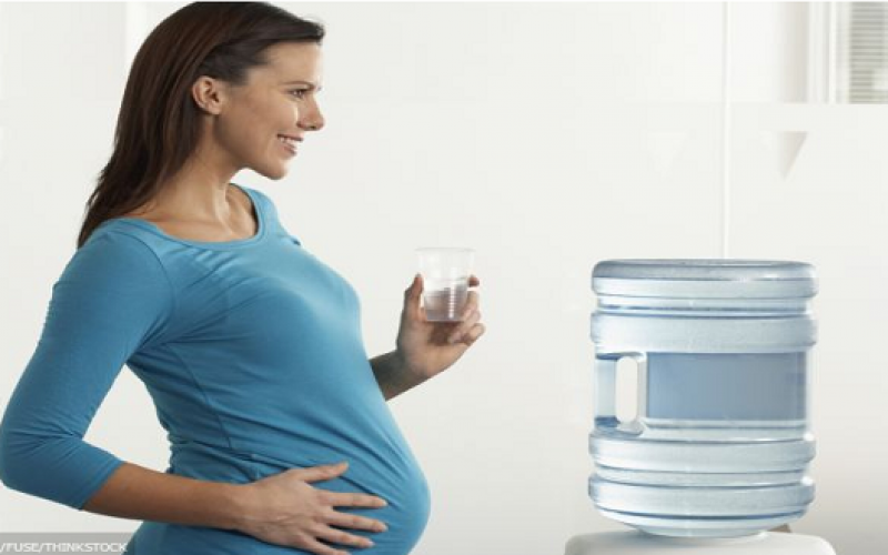Experta recomiendan aumentar la ingesta de líquidos durante el embarazo y desmitifica el consumo de café