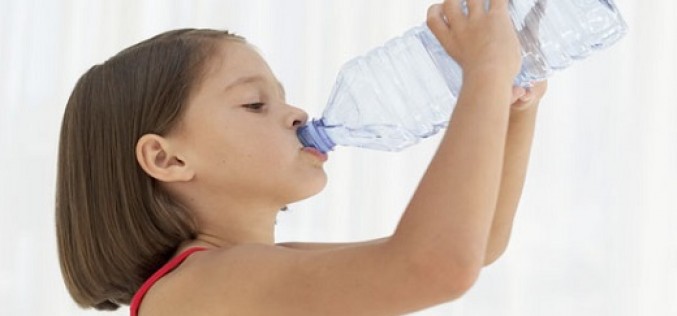 Niños bien hidratados tienen mejor memoria y capacidad cognitiva