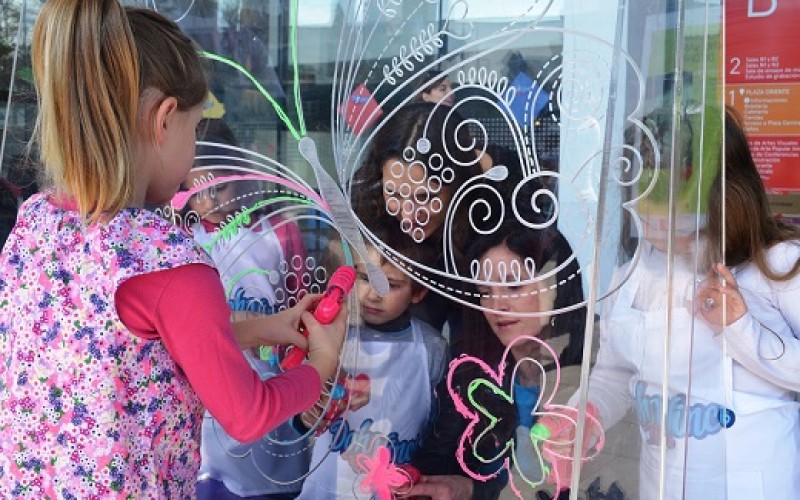 Niños con cáncer y de programa del Sename recibieron septiembre con fiesta de volantines
