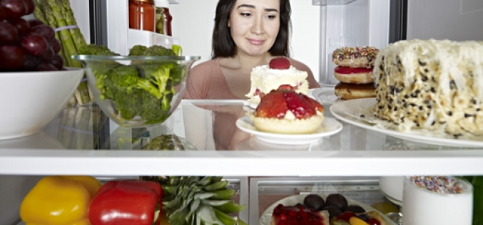 Consejos para no salirse de la dieta:  ¿Cómo reducir los atracones nocturnos al refrigerador?