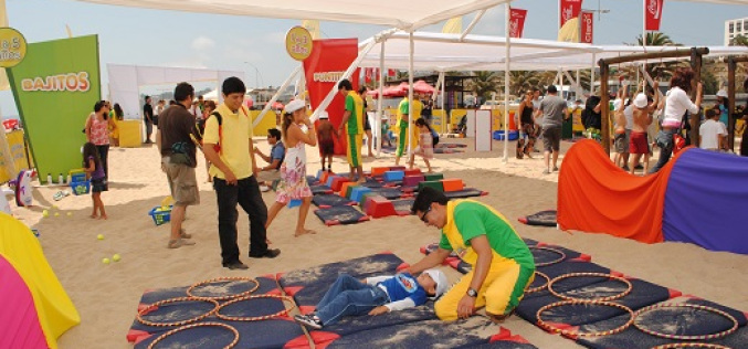 Leche Nido Etapas potencia el desarrollo de los niños con innovador parque de ejercicios playero