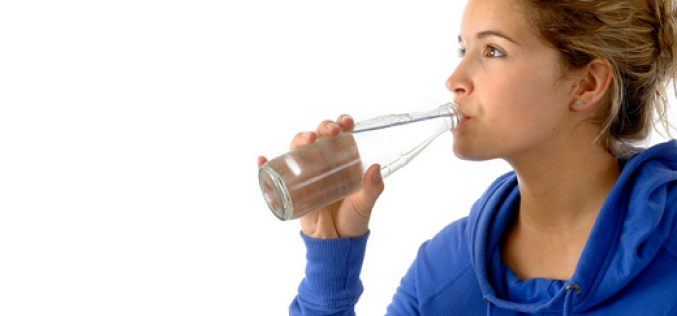 ¿Cuánta agua es saludable tomar?