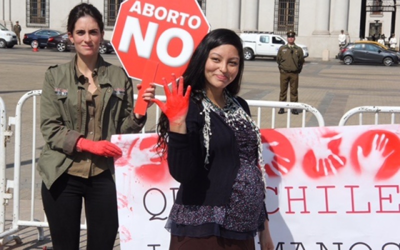 Jóvenes contra el aborto realizaron intervención urbana y “mancharon sus manos de sangre” para interpelar a los parlamentarios