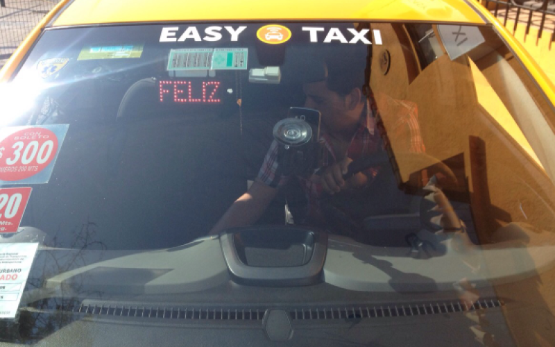 Iniciativa Taxi Feliz sorprende a cientos de pasajeros