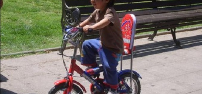 Jóvenes reciclan bicicletas para regalar en el día del niño