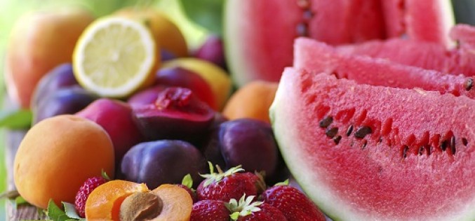 Beneficios de comer fruta en verano