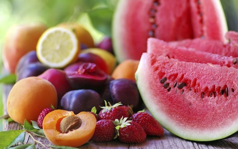 Beneficios de comer fruta en verano