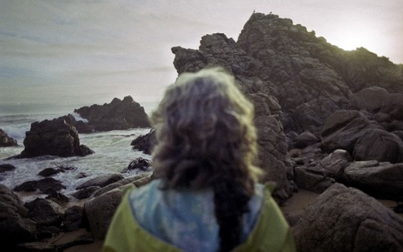 Fotógrafa recorre escondidos parajes en busca de mujeres solitarias