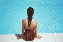 ¿Cómo afecta el cloro de las piscinas a nuestra piel y cabello?