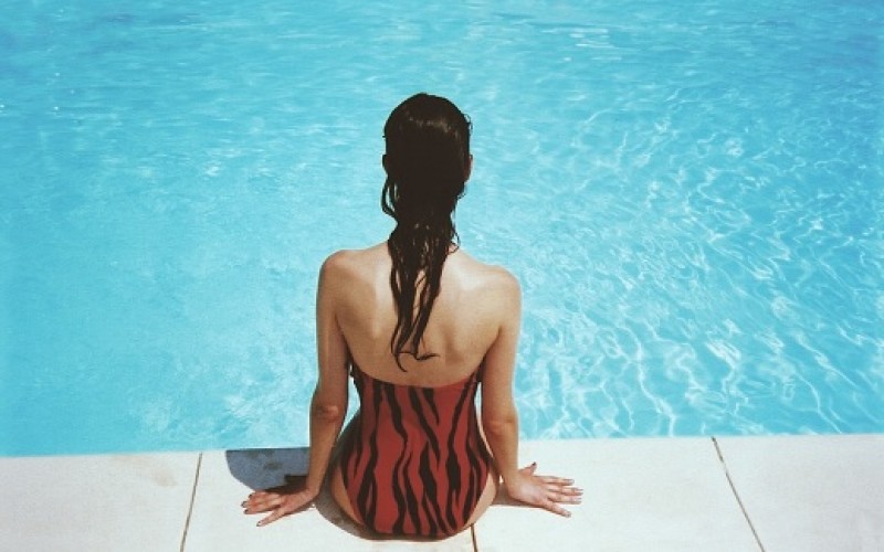 ¿Cómo afecta el cloro de las piscinas a nuestra piel y cabello?