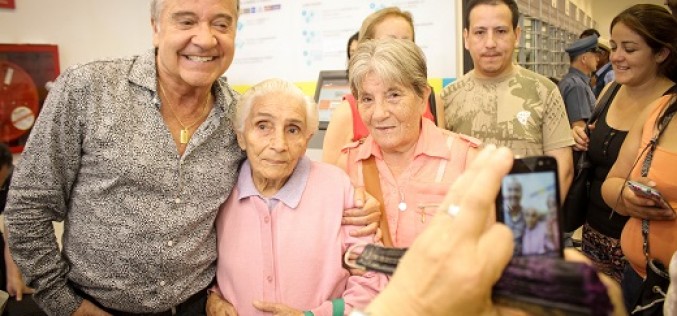 Adultos mayores disfrutaron junto a su ídolo en Temuco