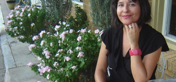 Andrea Amosson la escritora chilena que brilla en Estados Unidos