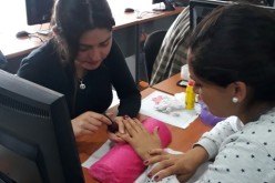 Emprendedoras de Puente Alto se reinventan con curso de manicure