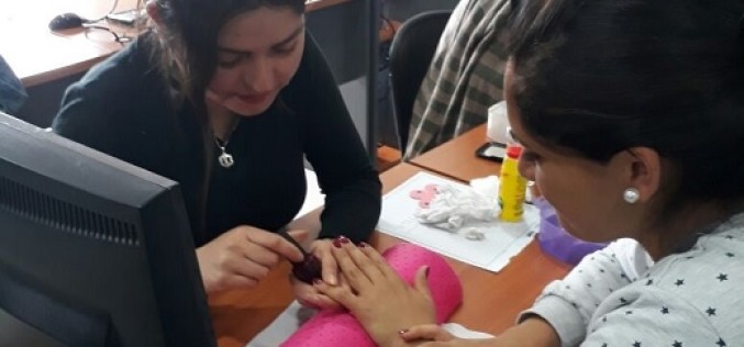 Emprendedoras de Puente Alto se reinventan con curso de manicure