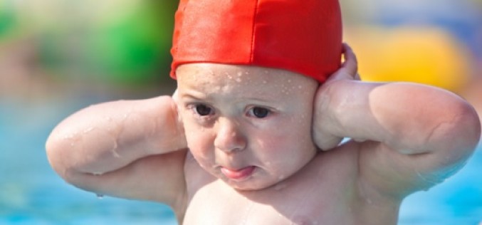 En temporada de playas y piscinas: A cuidarse de la otitis del nadador