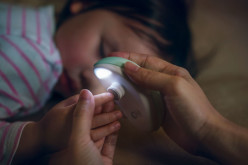 Práctico: lima de uñas para bebé con luz led