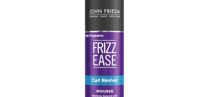 John Frieda® Frizz Ease Curl Reviver Mousse te ayuda a revitalizar los rulos