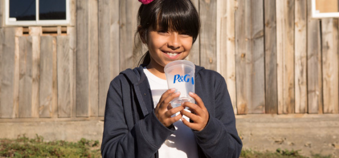 P&G celebra la purificación de 15 mil millones de litros de agua a través de su programa “Agua Limpia para los Niños”