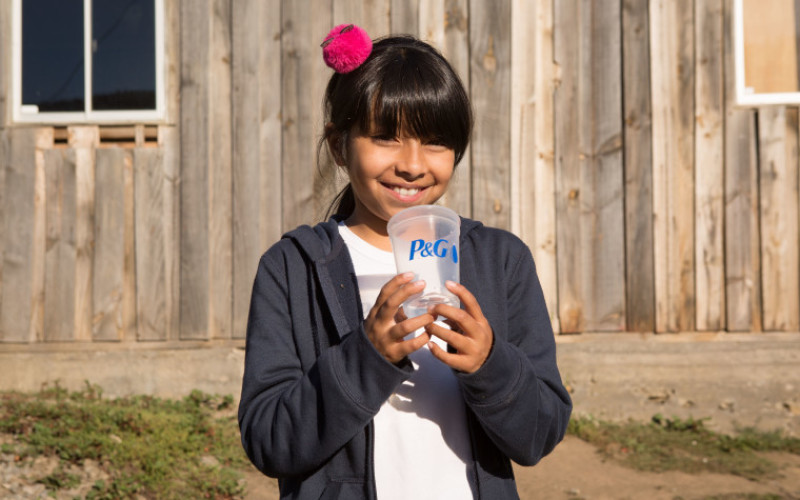 P&G celebra la purificación de 15 mil millones de litros de agua a través de su programa “Agua Limpia para los Niños”