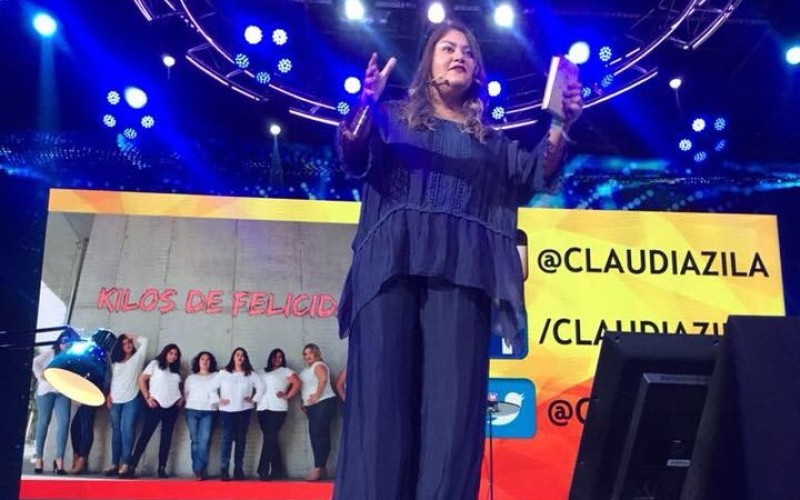 Claudia Zila, la oradora motivacional que nos enseña el valor de aceptarnos como somos