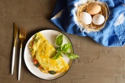 En el día del Huevo:  Omelette de Tomate, albahaca y Pimentón