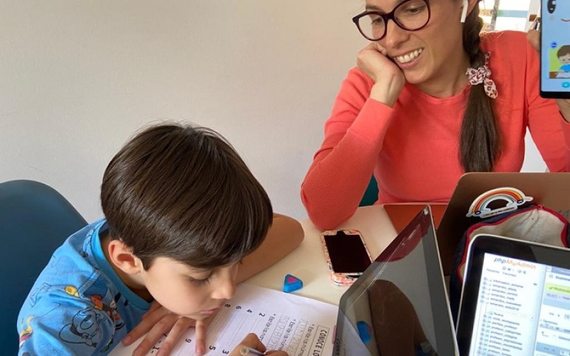 Chilenos crean robot que ayuda a estudiar a niños en casa