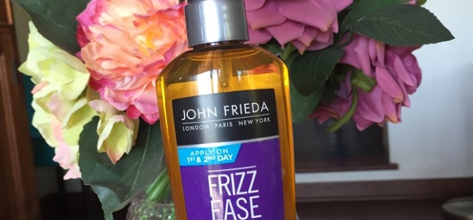 Nutre tu cabello con John Frieda® Frizz Ease Nourishing Oil® Elixir