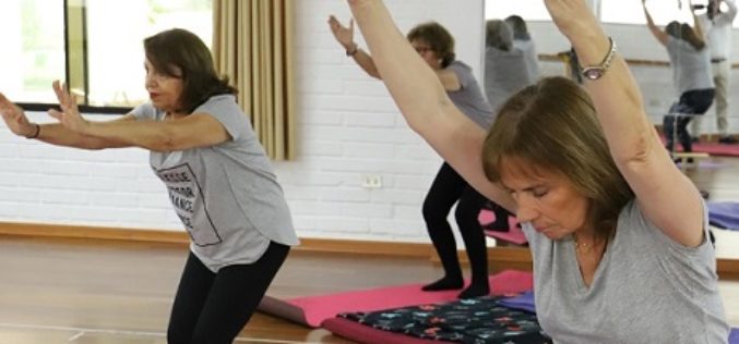 Talleres online gratuitos para  adultos: yoga y encuadernación