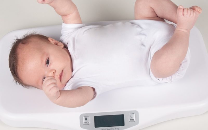 Con nueva balanza digital para bebés, controla su peso sin salir