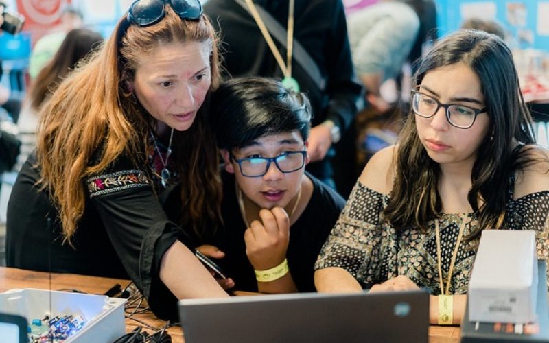 Lanzan taller gratuito para “emparejar la cancha” de niñas en tecnología