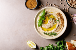 Hummus: el picoteo  saludable para esperar Navidad