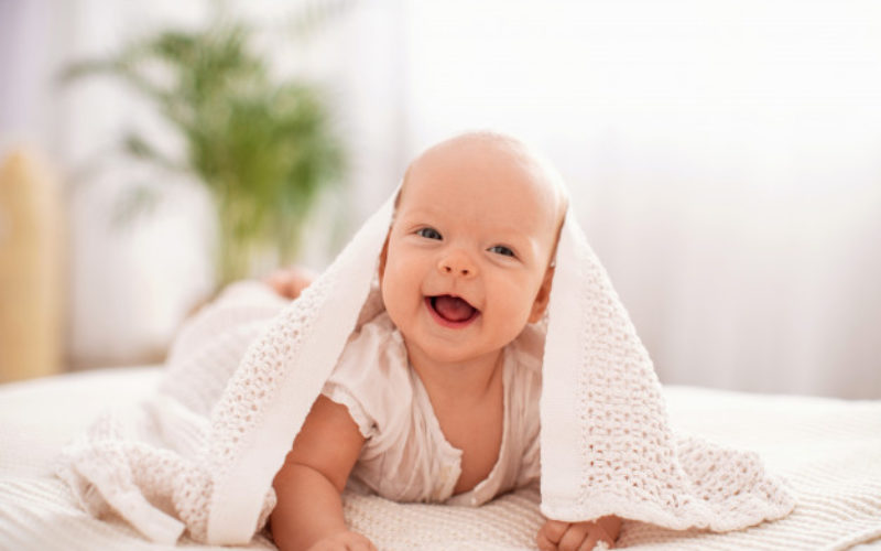 ¿Sabes cómo el pañal puede ayudar en la estimulación sensorial de tu bebé?