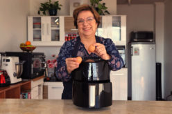 Abuelita Youtuber enseña a hacer huevos a la copa usando tecnologías #EnCasaConOster