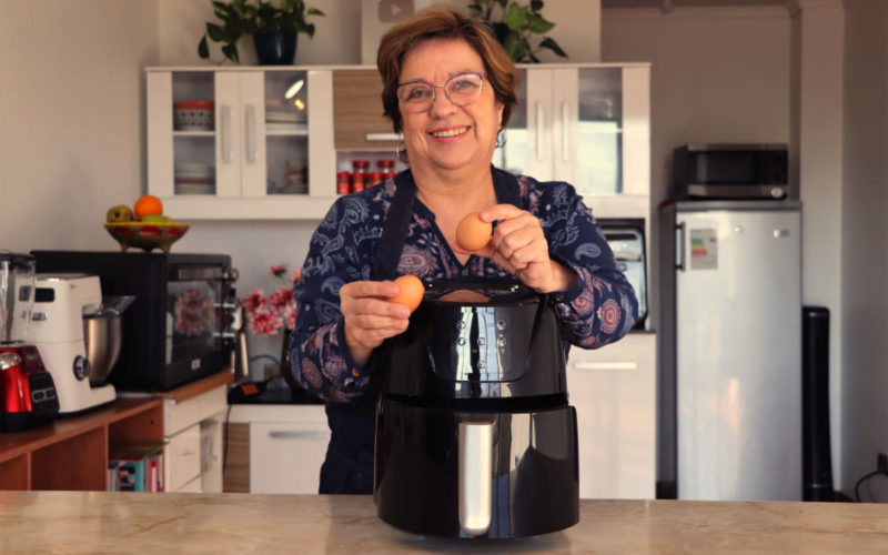 Abuelita Youtuber enseña a hacer huevos a la copa usando tecnologías #EnCasaConOster