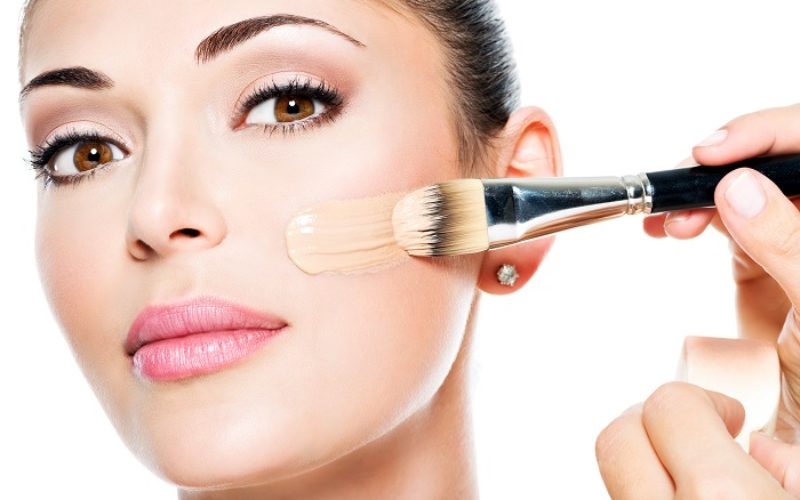 Cómo elegir la base de maquillaje correcta según el tipo de piel