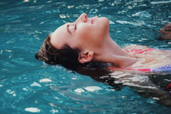 Arena, mar y piscinas: cómo afectan nuestro cabello y piel