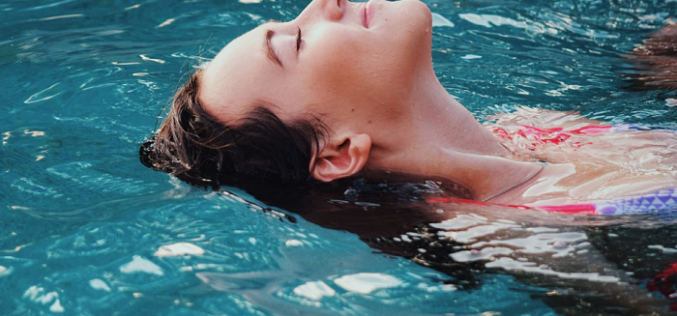 Arena, mar y piscinas: cómo afectan nuestro cabello y piel