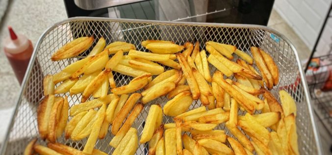 La escasez mundial de papas fritas impulsa métodos más saludables para freír