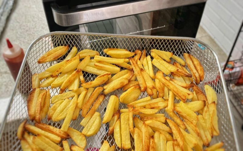 La escasez mundial de papas fritas impulsa métodos más saludables para freír