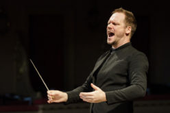 De Río de Janeiro a Praga: Tobias Volkmann vuelve para conducir a la Orquesta Clásica Usach