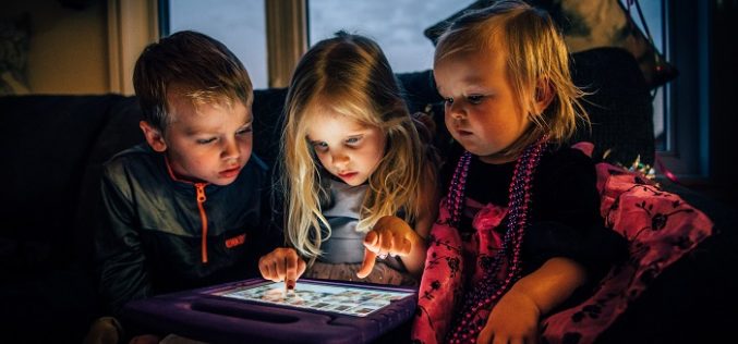 Vivir con pantallas: Efectos de la sobreexposición en los niños y niñas