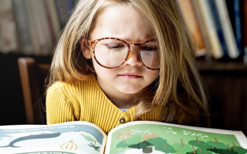 Cómo saber si tu niño (a) necesita anteojos ópticos