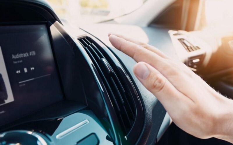 Dato práctico: cómo cambiar el filtro de aire acondicionado de tu auto en casa