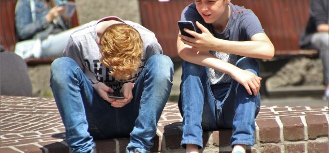 Niños y uso del celular ¿Cómo y cuándo restringirlo?