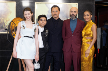 Jude Law, Yara Shahidi, Ever Anderson y Alexander Molony, estuvieron  en premier de Peter Pan y Wendy en Londres
