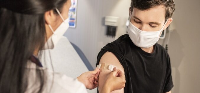 ¿Quiénes deben inocularse con la vacuna bivalente?