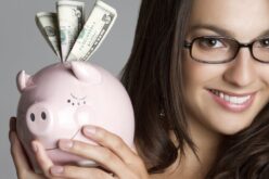Las mujeres invierten 29% menos de sus ingresos mensuales que los hombres