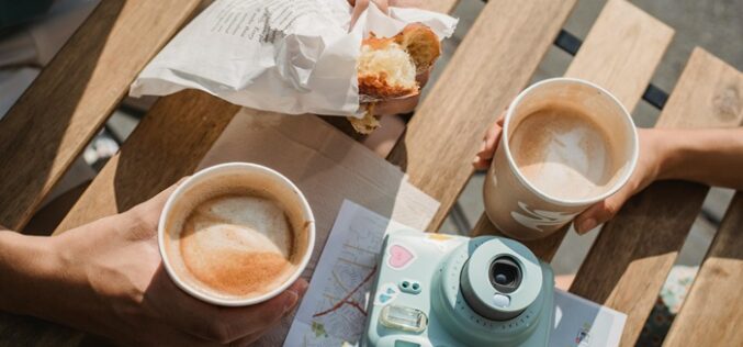 Descubre los beneficios de beber café caliente en verano