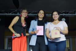 <strong>Avon dona diccionarios de educación financiera para mujeres, en distintos Municipios de Santiago</strong>